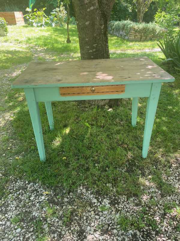 Jolie table pieds vert d'eau
